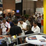 Feira lotada para ver o stand da Dinnil