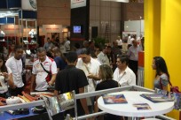 Feira lotada para ver o stand da Dinnil