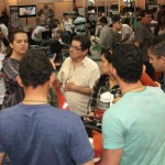 Feira lotada para ver o stand da Dinnil