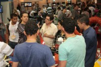 Feira lotada para ver o stand da Dinnil