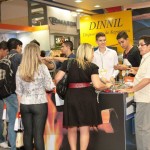 Feira lotada para ver o stand Dinnil