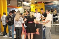 Feira lotada para ver o stand Dinnil